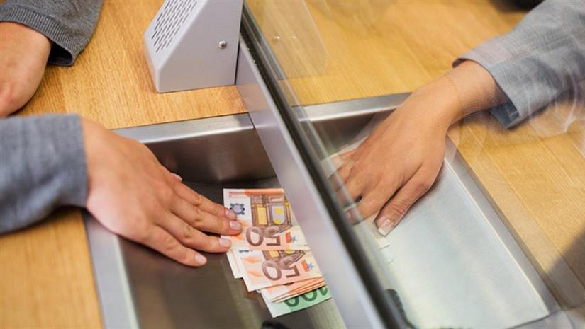 Leku humbet pike ndaj te gjitha valutave, Euro vijon rritjen